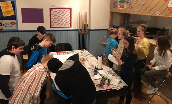 Die Jugendkreisteilnehmer beim Malen unseres Meisterwerkes